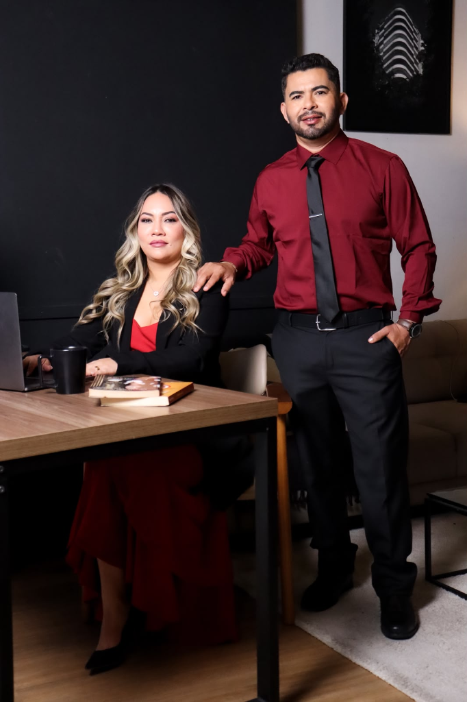 Dr. Erivaldo e Dra. Bruna em atendimento no escritório